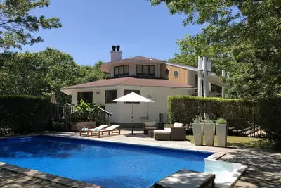 Image de Retraite ensoleillée et élégante à East Hampton avec piscine chauffée