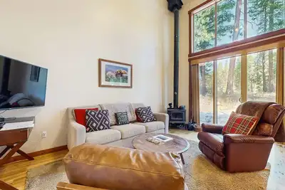 Image de Maison familiale avec des vues bordées d'arbres - directement sur le terrain de golf!