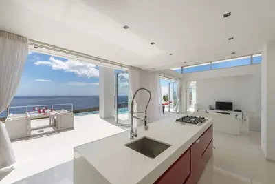 Image de Villa moderne sur le bord de la falaise avec une vue imprenable sur la mer Azure