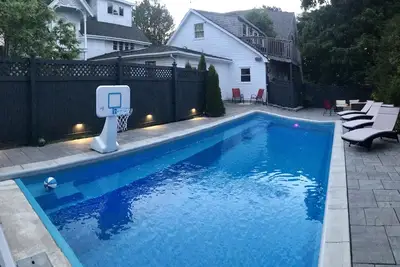 Image de 5 chambres victorienne en ville avec piscine chauffée