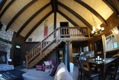 Image de Près de tout! Village / Ski / Traîneau, bain à remous, Wifi, Roku, propre, géré par le propriétaire!