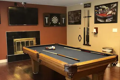 Image de Récemment rénové 4chambres 3bath / Grande piscine chauffée et spa gratuits, à 5 minutes du Strip