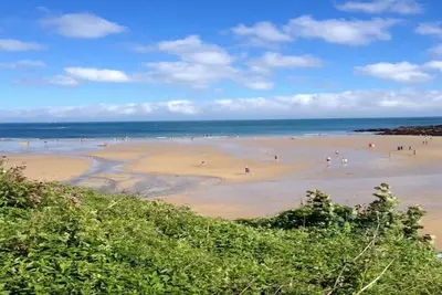 Image de Appartement spacieux et lumineux au rez-de-chaussée, près de la plage de sable, des sentiers côtiers et de la baie de Falmouth