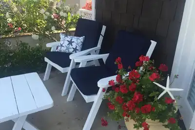 Image de Balboa Island Cottage Steps To Bay, rénové avec cheminée et plage déco