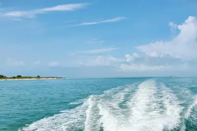 Image de Superbe condo neuf! Communauté assez fermée, piscine, courte distance en voiture de la plage et équipement de plage fourni