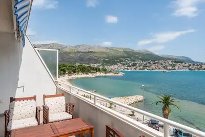 Image de Appartement ensoleillé à seulement 10 m de la mer!