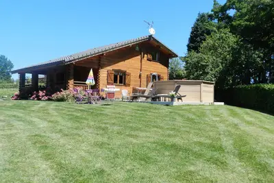 Image de Chalet en bois moderne tout confort avec piscine chauffée jacuzzi spa et sauna