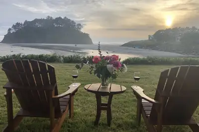 Image de Superbe front de mer, au niveau du sol, confortable - joliment décoré. Animaux acceptés