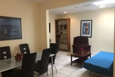 Image de Maison moderne de 2 chambres à coucher à Burbank