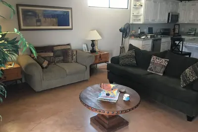 Beau condo de niveau supérieur Deux chambres, deux 1/2 salles de bain.