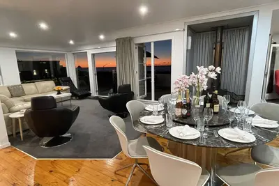 Image de Magnifique Maison De Plage De Luxe Sur Le Face De L'Ocean Dans Un Endroit Primaire Du Cbd