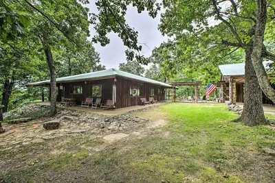 Image de «Pine Lodge Cabin» sur 450 acres dans les monts Ozark