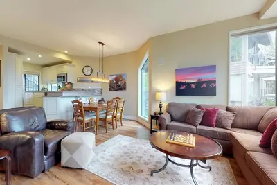 Image de Condo confortable w / bain à remous privé, piscine partagée et tennis - très bien situé!