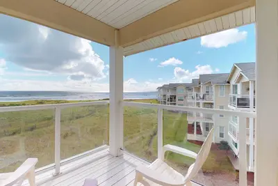 Image de Chien, condo front de mer w / piscine partagée et bain à remous