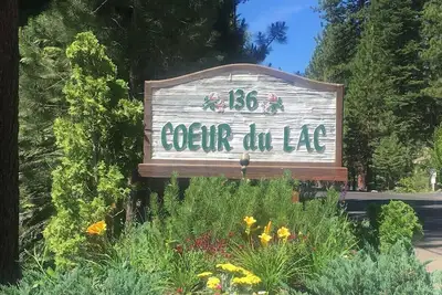 Image de Condo incliné confortable avec cheminée. Bain à remous, piscine, sauna, barbecue dans le complexe (Cdc0209)