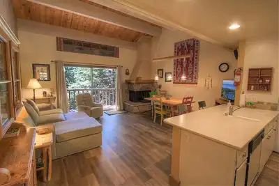 Image de Condo de luxe Kingswood avec Bbq, cheminée, terrasse, piscine d'été / tennis (Kwc0854)