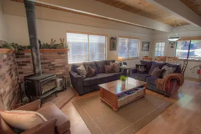 Image de Cabine inclinée de luxe, avec bois franc et granit, barbecue, foyer par ski (Ivh0622)