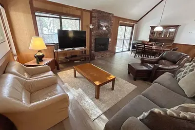 Image de Condo qui accepte les animaux de compagnie avec cheminée à proximité de la plage et du ski. Boisé (Ivc0822)