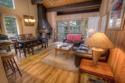 Image de Condo rénové avec foyer, terrasse, piscine d'été / tennis. 8 personnes (Kwc1055)