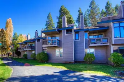 Image de Condo luxueux avec vue sur le lac, promenade de la plage, cheminée, piscine / bain communautaire (Llc0860)