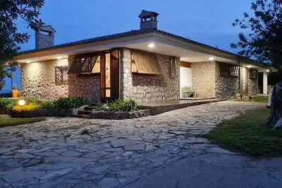 Image de Villa avec vaste terrain et jardin. Accès direct à la plage semi privée.