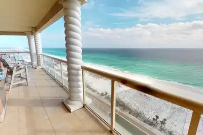 Image de Luxueux 3br SkyHome avec vue panoramique sur l'océan, à quelques pas de la plage!