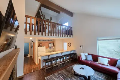 Image de Nouvelle Liste! Condo confortable dans un emplacement imbattable - avec de superbes vues
