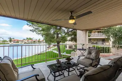 Image de Tous les avis 5 étoiles! Lakefront King + Queen lits + immense balcon Cnr