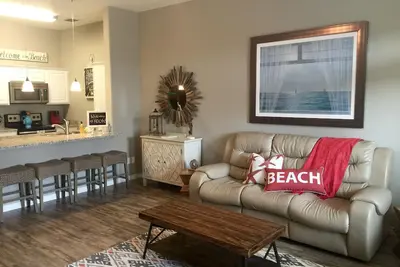 Image de Grands tarifs près de la plage! Magnifiquement décoré et prêt pour vous!
