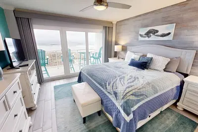Image de Chaises de plage incluses Condos joliment rénovés Service à la plage, 1er étage