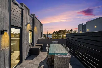 Image de Condo côtier moderne situé au centre-ville de Saugatuck avec un patio spacieux sur le toit