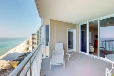 Image de Nouvelle Liste! Superbe condo en bord de mer avec piscine et bain à remous communs, vues et plus