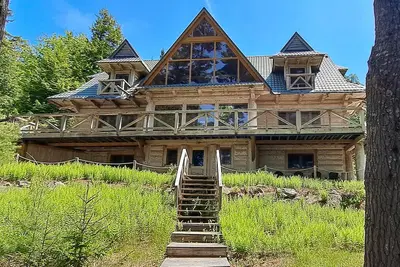 Image de Lodge personnalisé au bord du lac avec bain à remous privé, salle de jeux et tonnes d'espace!