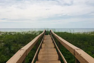 Image de Oceanfront Paradise vous attend! 1er étage joliment rénové! Étapes de la plage