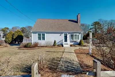Image de Maison classique avec terrasse, patio et cour - à pied de Cockle Cove et des plages de la forêt!
