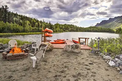 Image de Maison Chickaloon à côté du lac Weiner avec quai et bateau