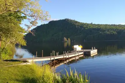 Image de Grande maison unique au bord du lac avec un nouveau bain Ă remous, une table de billard,