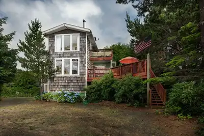 Image de Retraite plage privée sur 1 + acres de terrain boisé à une minute de marche de la plage w / Table de billard et bain à remous