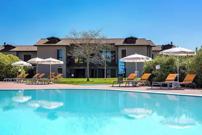 Image de Appartement de vacances avec piscine extérieure et de divertissement pour enfants dans une grande résidence