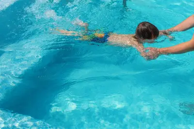 Image de Appartement de vacances avec piscine extérieure et de divertissement pour enfants dans une grande résidence