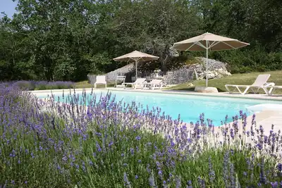 Image de Propriété  Entierement Privative  sur 4 hectares! ! ! Piscine chauffée-grand luxe