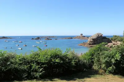 Image de Maison 7 Pers avec belles prestations vue mer du jardin Ă Tregastel