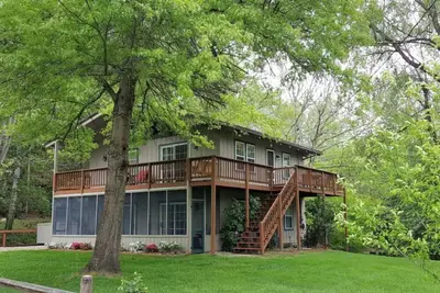 Image de Creekside Haven, foyer au bord d'un ruisseau audacieux, accès facile, câble et WiFi, proche de tout.