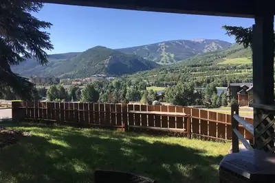 Image de Privé un lit / salle de bain avec vue sur la station de ski Beaver Creek.