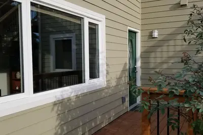Image de Une maison accueillante, entièrement meublée, confortable et propre de trois chambres.