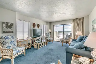 Image de Magnifique Condo de 3 Chambres en Front de mer à Crescent Towers, Unité 301