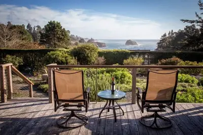 Image de Nouveau comme location historique La Bella Vista - À pied de la plage du parc d'état Van Damme!