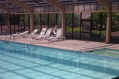 Image de Beach Front Resort w / 150 'toboggan aquatique, mini-golf gratuit, piscine intérieure, tennis, plus