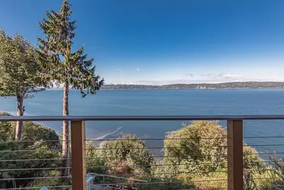 Image de Superbe appartement meublé dans une maison isolée bluff Mukilteo.