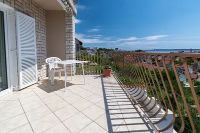 Appartement d'une chambre avec la terrasse et la vue sur le mer Rab (A-14120-a)
